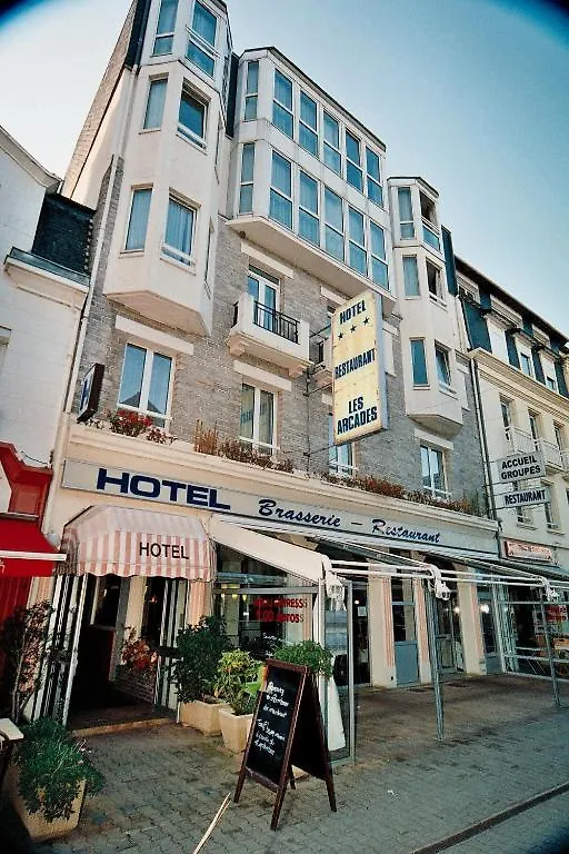***  Hotel Les Arcades 생카스트르길도 프랑스