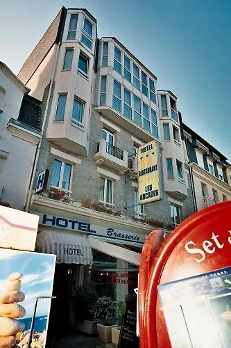 Hotel Les Arcades 생카스트르길도 프랑스